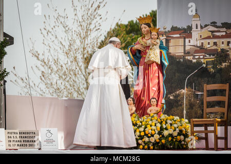 Papa Francesco durante la sua visita pastorale a Pietrelcina con: Papa Francesco dove: Pietrelcina, BN, Italia Quando: 17 Mar 2018 Credit: IPA/WENN.com * * disponibile solo per la pubblicazione in UK, USA, Germania, Austria, Svizzera** Foto Stock