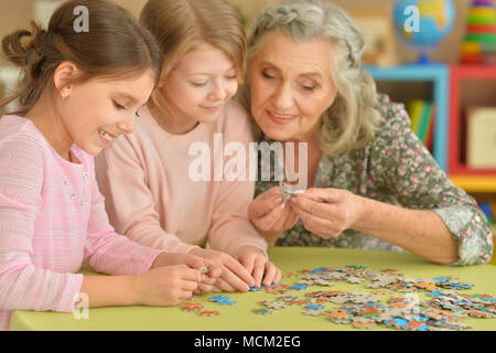 Bambine con la nonna puzzle di raccolta Foto Stock