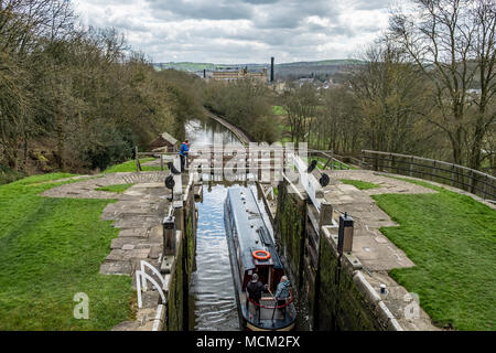 Una barca che si abbassa verso il basso l'aumento di cinque serrature su Leeds e Liverpool Canal, Bingley, vicino a Bradford, West Yorkshire, Inghilterra. Foto Stock