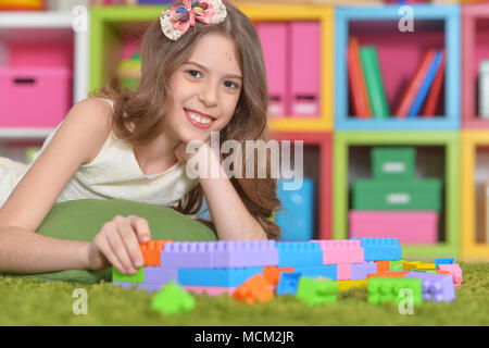 Curly bambina giocando Foto Stock