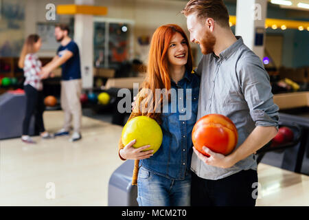 Bella giovane dating e bowling Foto Stock