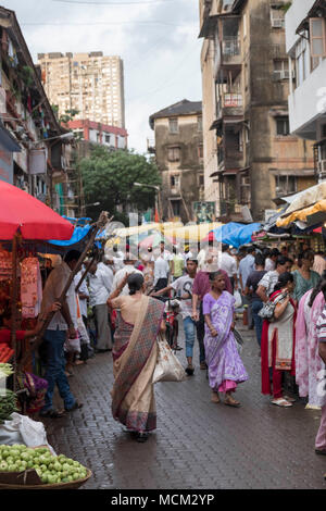 I fornitori al Grant Road mercato ortofrutticolo nella parte interna della città di Mumbai Foto Stock