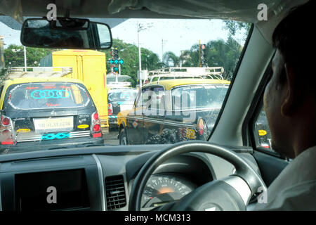 In taxi la corsa del taxi con il taxi in strada nel centro di Mumbai Foto Stock
