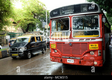 Un Brihanmumbai di fornitura di elettricità e di trasporto (BEST) Ashok Leyland bus locale parcheggiato a Nariman Point, Colaba, Mumbai Foto Stock