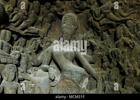 Intaglio di Ardha Nariswara (siva) nel Elephanta Caves, Mumbai Foto Stock