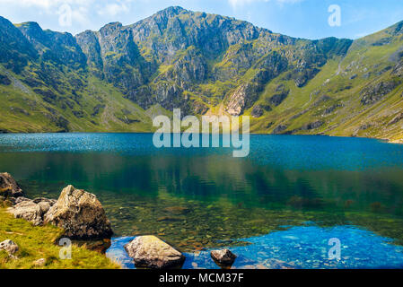 Llyn Cau e Craig Cau su Cadair Idris nel Parco Nazionale di Snowdonia, Galles Foto Stock