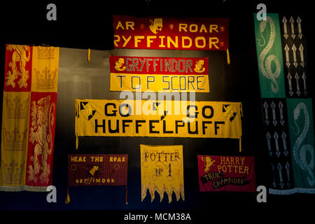 Case, Harry Potter Studios, la realizzazione di Harry Potter Warner Bros Tour dello studio, Londra huffelpuff grifondoro serpeverde Corvonero Foto Stock