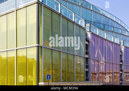 Riflessioni in ufficio American Express building, moderna architettura di vetro, in John Street, Brighton East Sussex, England Regno Unito nel mese di aprile Foto Stock