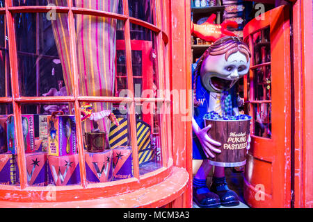 Weasleys' Wizard Wheezes Shop, Diagon Alley, Harry Potter Studios, facendo di Harry Potter Warner Bros Studio Tour di Londra, Leavesden Inghilterra, Regno Unito Foto Stock