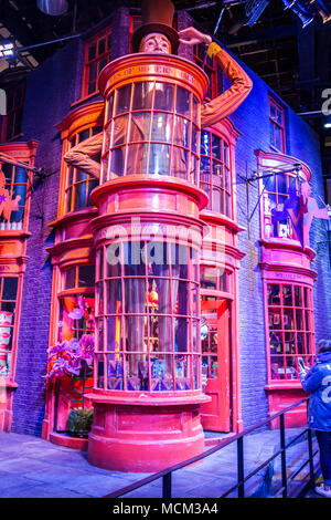 Weasleys' Wizard Wheezes Shop, Diagon Alley, Harry Potter Studios, facendo di Harry Potter Warner Bros Studio Tour di Londra, Leavesden Inghilterra, Regno Unito Foto Stock