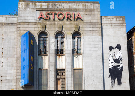 Abbandonata teatro Astoria cinema con Banksy Kissing Coppers graffiti a Gloucester Place, Brighton East Sussex, England Regno Unito nel mese di aprile Foto Stock