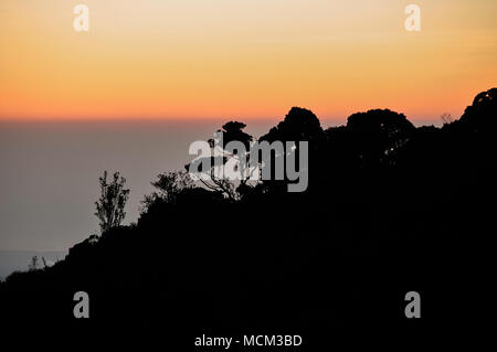 Una vista al tramonto da Labano Rata base camp sul Monte Kinabalu, Sabah. Foto Stock