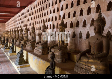 Vista di tanti vecchi e di età compresa tra statue di Buddha a Wat Si Saket (Sisaket) tempio della clausura in Vientiane, Laos. Foto Stock