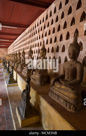 Vista di tanti vecchi e di età compresa tra statue di Buddha a Wat Si Saket (Sisaket) tempio della clausura in Vientiane, Laos. Foto Stock