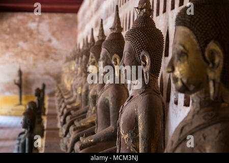 Vista di tanti vecchi e di età compresa tra statue di Buddha a Wat Si Saket (Sisaket) tempio della clausura in Vientiane, Laos. Profondità di campo. Foto Stock