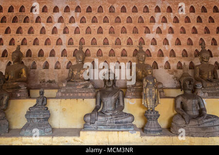 Vista frontale di tanti vecchi e di età compresa tra statue di Buddha a Wat Si Saket (Sisaket) tempio della clausura in Vientiane, Laos. Foto Stock