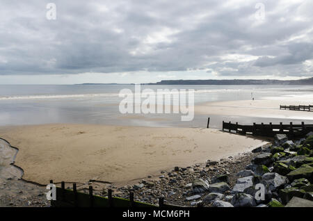 Una lunga spiaggia di sabbia a Amroth vicino a Saundersfoot all'inizio e alla fine del Pembrokeshire sentiero costiero in Galles Foto Stock