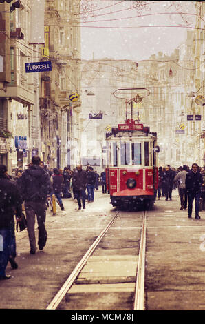 Piazza Taksim di Istanbul e tram rosso in inverno. Foto Stock