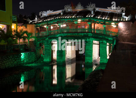 Il ponte coperto giapponese (Chua Cau) in notturna a Hoi An, Quang Nam Provincia, Vietnam, sud-est asiatico Foto Stock