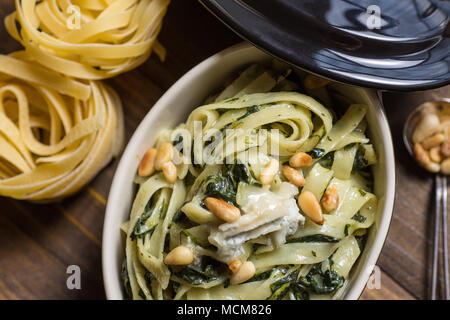 Tagliatelle con spinaci, pinoli e Formaggio Gorgonzola Foto Stock