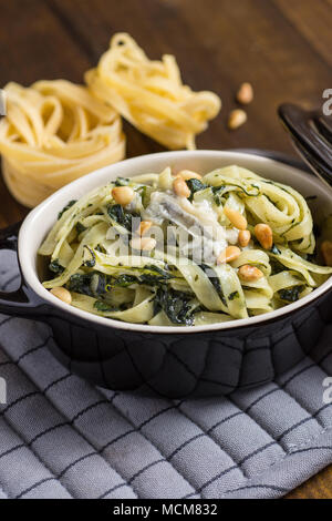 Tagliatelle con spinaci, pinoli e Formaggio Gorgonzola Foto Stock