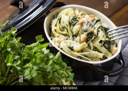 Tagliatelle con spinaci, pinoli e Formaggio Gorgonzola Foto Stock