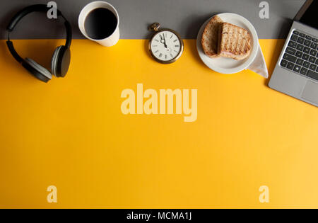 Gli accessori business, portatile incluso, orologio con sandwich alla griglia vista da sopra Foto Stock