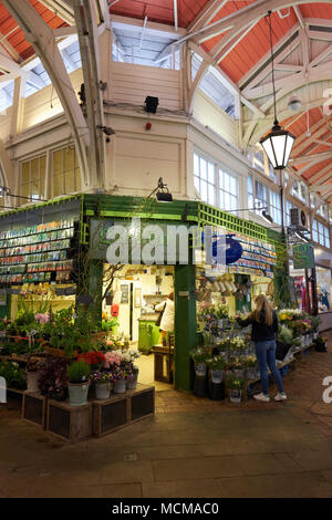 Il mercato coperto è un mercato storico permanente con bancarelle e negozi in una grande struttura coperta nel centro di Oxford, Inghilterra. Foto Stock