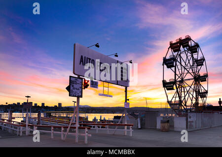 Balboa Island Ferry Terminal al tramonto, Newport Beach, California, Stati Uniti d'America Foto Stock