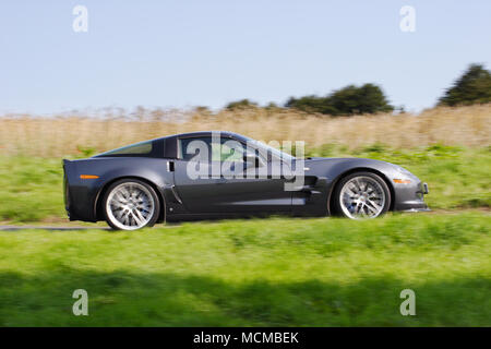 Profilo (vista laterale) del grigio di una Chevrolet Corvette ZR1 guida veloce Foto Stock