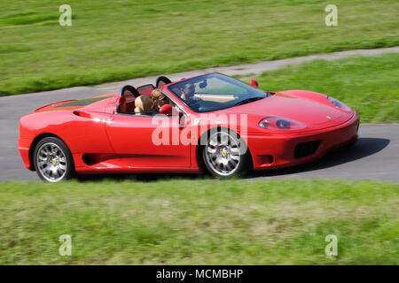 Rosso Ferrari 360 Spider super car auto sportiva guida veloce. Foto Stock