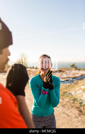 Voce maschile e femminile sorridente e parlando, Discovery Park, Seattle, nello Stato di Washington, USA Foto Stock