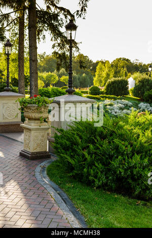 Lampada vicino alle scale in landscape park Foto Stock