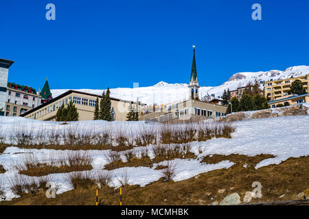 Vista la costruzione presso la montagna di neve a San Moritz una lussuosa località sciistica della Svizzera Foto Stock