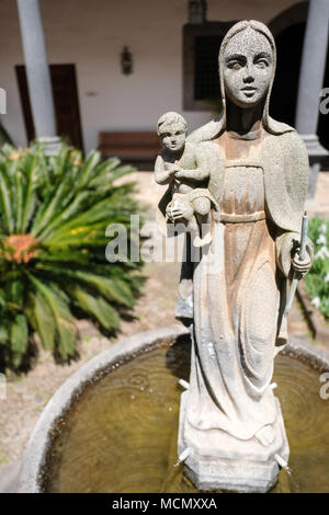 Un staue di una Madonna e Bambino come di una fontana di acqua nel cortile di casa coloniale di La Laguna, Tenerife. Foto Stock