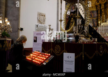 Tenerife, Isole Canarie, accendere una candela nella cappella di Nostra Signora dei Rimedi presso la Cattedrale di San Cristóbal de La Laguna. Foto Stock