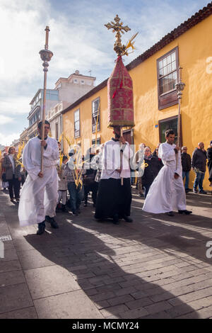 Tenerife, Isole Canarie, celebranti portano la Domenica delle Palme Settimana Santa processione nella città di Laguna. Foto Stock