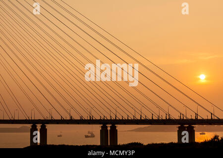 Cavo-alloggiato ponte Russky 'Ponte' in isola Russkiy sul tramonto. Vladivostok, Primorsky Krai, Russia Foto Stock