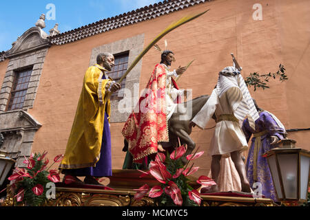 Tenerife, Isole Canarie, un galleggiante di Gesù a cavallo di un asino è tirato attraverso le strade di La Laguna durante la Domenica delle Palme Settimana Santa processione. Foto Stock