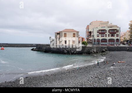 Puerto de la Cruz Tenerife Isole Canarie; harbour con spiagge di sabbia nera realizzato dall'isola vulcanica rock Foto Stock