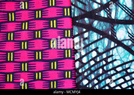 Tanzania kitenge modellato tessuto. La stampa viene effettuata utilizzando una tradizionale tecnica Batik. Foto Stock