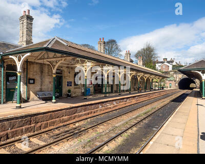 Piattaforme e tunnel della stazione ferroviaria a Knaresborough North Yorkshire England Foto Stock