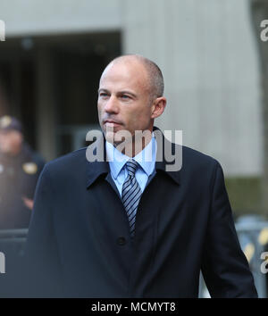 La città di New York, Stati Uniti. Xvi Apr, 2018. Clifford's Avvocato Michael Avenatti lascia la corte. Noi Giudice Distrettuale Kimba Wood ordinato Trump Avvocato Michael Cohen e film per adulti star Stormy Daniels, cioè Stephanie Clifford, a comparire in tribunale distrettuale a 2:00 pm, lunedì, 16 aprile per ascoltare argomentazioni circa se o non dovrebbero essere autorizzati a visualizzare documenti sequestrati prima di pubblici ministeri. Credito: Andy Katz/Pacific Press/Alamy Live News Foto Stock