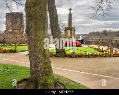 Il Memoriale di Guerra in primavera nel campo del Castello a. Knaresborough, North Yorkshire, Inghilterra Foto Stock