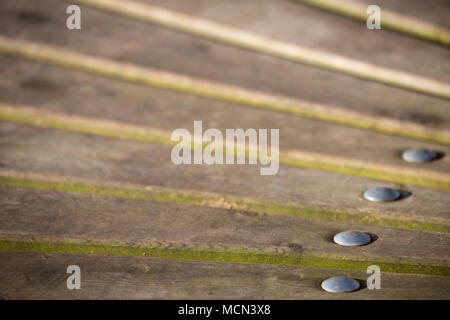 Assicelle di legno in un banco di circolare in un parco pubblico in Somerset England Regno Unito. Foto Stock