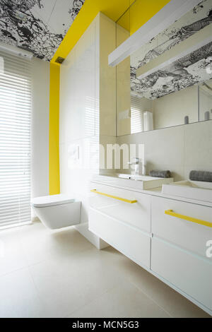 Alla moda, moderno, bagno bianco interior design creative con elementi di colore giallo Foto Stock