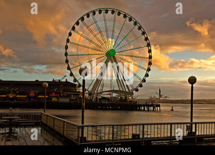 WA15266-00...WASHINGTON - la grande ruota panoramica su Elliott Bay vista dal Waterfront Park di Seattle al tramonto. 2017 Foto Stock