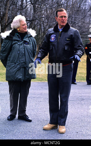 Thurmont, Maryland, Stati Uniti d'America. 24 Febbraio, 1990. Il Presidente degli Stati Uniti George H.W. Bush e la first lady Barbara Bush attendono l arrivo del Cancelliere Helmut Kohl della Germania Ovest e la moglie a Camp David, il rifugio presidenziale vicino Thurmont, Maryland il 24 febbraio 1990.Credit: Ron Sachs/CNP Credito: Ron Sachs/CNP/ZUMA filo/Alamy Live News Foto Stock