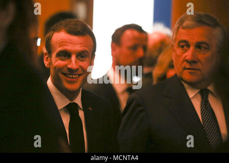 Strasburgo, Francia. Il Presidente francese Emmanuel Macron, sinistra, ascolta il presidente del Parlamento europeo Antonio Tajani al Parlamento europeo a Strasburgo, Francia orientale Martedì, 17 aprile 2018. Xvii Apr, 2018. Macron è atteso a delineare la sua visione per il futuro dell'Europa a spingere per una riforma profonda del 19-nazione eurozona e lancerà un drive per cercare i cittadini europei delle opinioni sul futuro dell' Unione europea. Credito: credito: /ZUMA filo/Alamy Live News Foto Stock