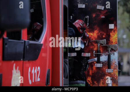 Bucarest, Romania. Xvii Apr, 2018. Vigili del fuoco tentare di spegnere con acqua di un incendio che si diffondono attraverso una casa disabitata, il 17 aprile 2017, a Bucarest Credito: MoiraM/Alamy Live News Foto Stock